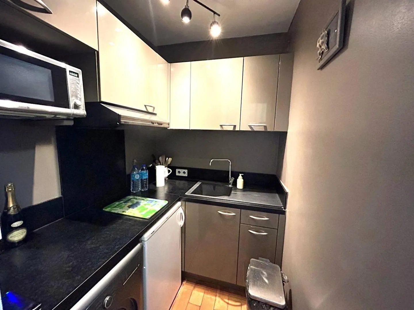 Le Coin Bleu - Studio Vue Mer Et Port A 2 Pas De La Plage Aux Marines De Cogolin Pour 2 Personnes Apartment