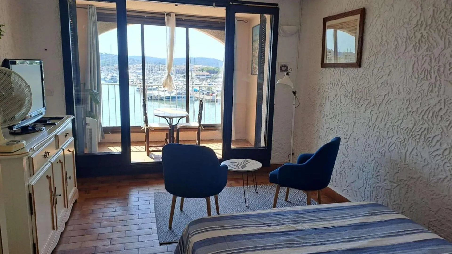 Le Coin Bleu - Studio Vue Mer Et Port A 2 Pas De La Plage Aux Marines De Cogolin Pour 2 Personnes 0*,  France